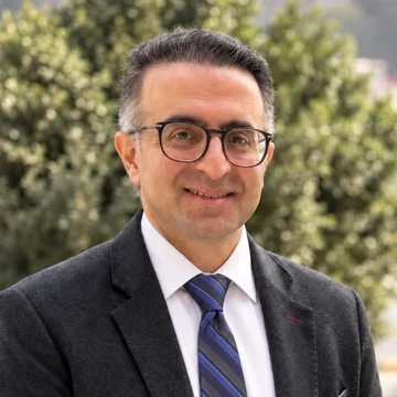 Portrait of Dr Soroosh Sharifi